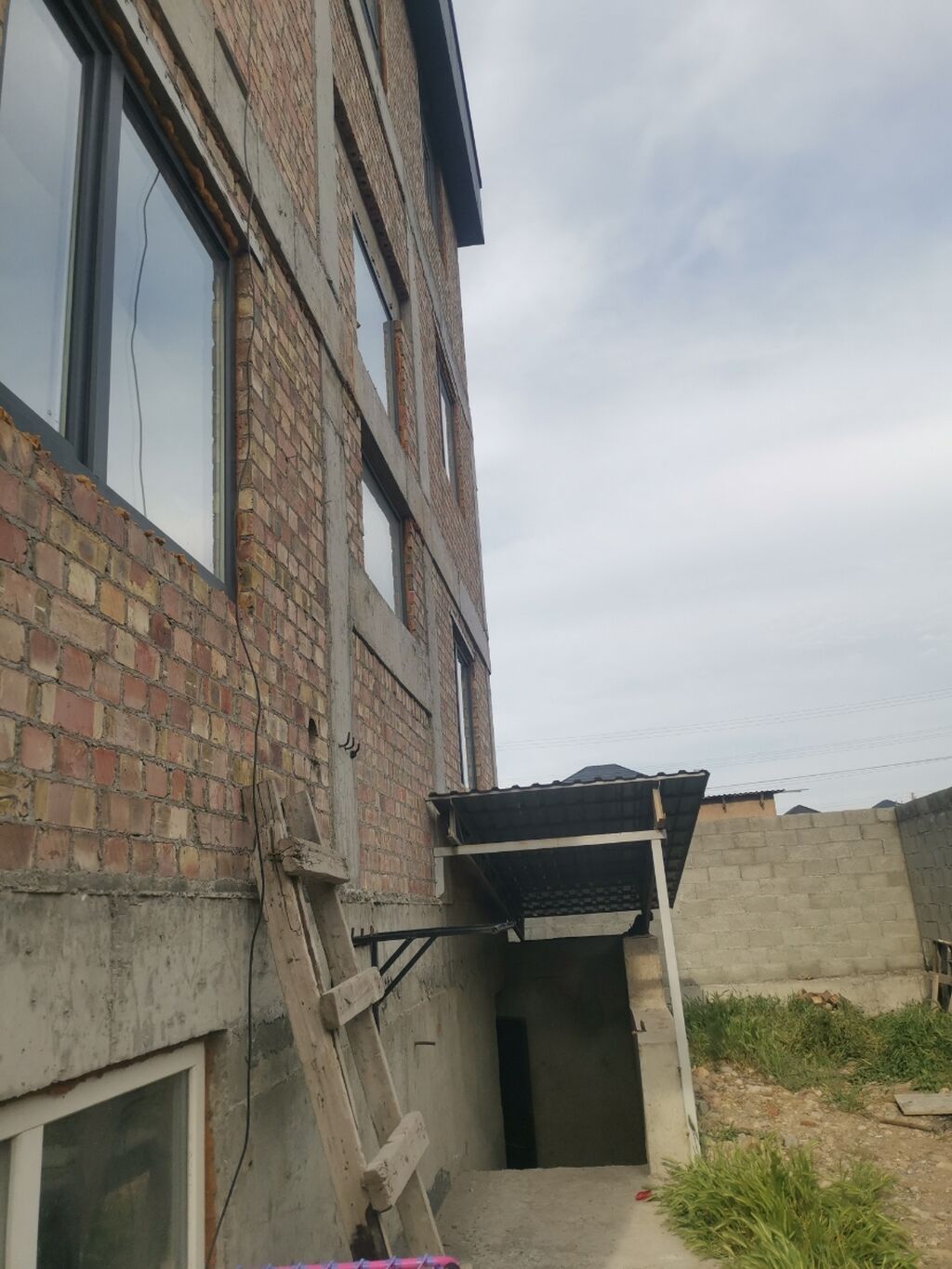 Продаётся трёхэтажный кирпичный дом с цокольным этажом. Основные: фото 3