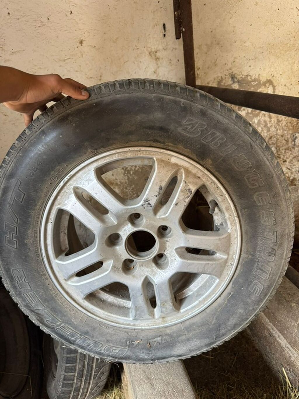 Литой автомобильный диск с шиной Bridgestone Dueler H/T