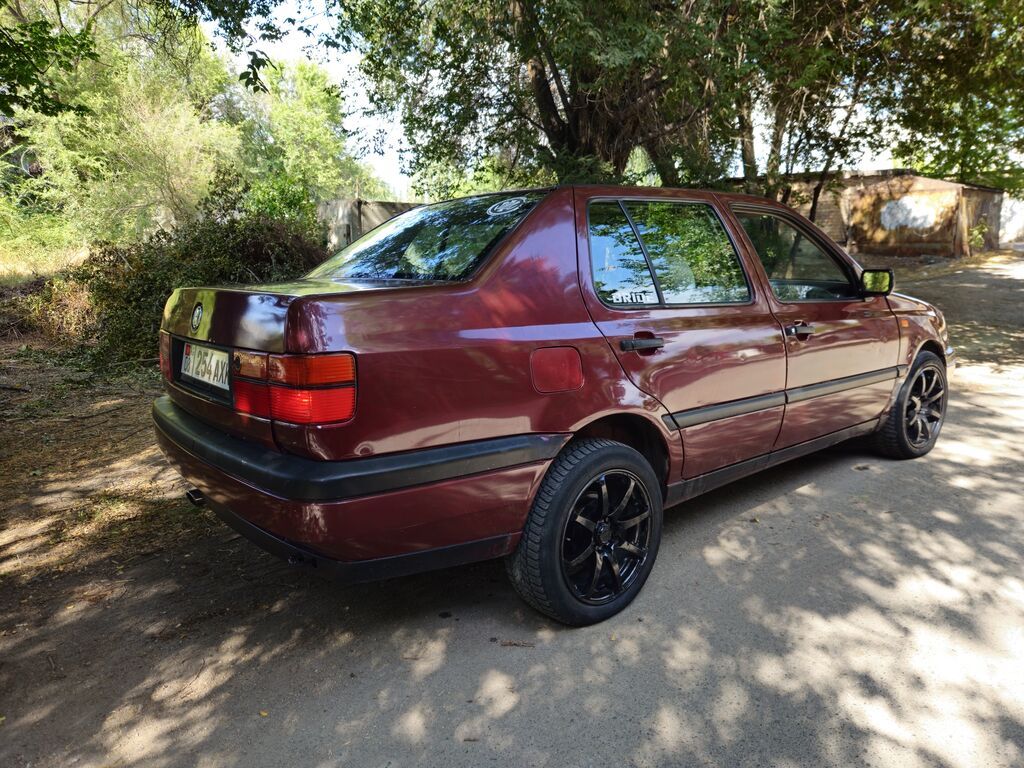 Volkswagen Vento: 1992 г., 1.8 л, Механика, Бензин, Седан: фото 3