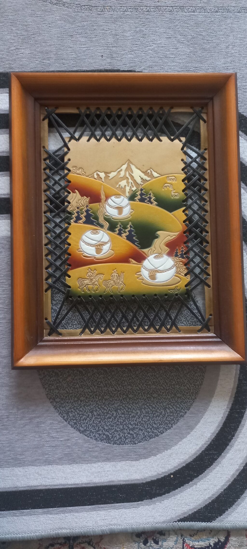 Продаю деревянную рамку с изображением на коже. размер 28×36