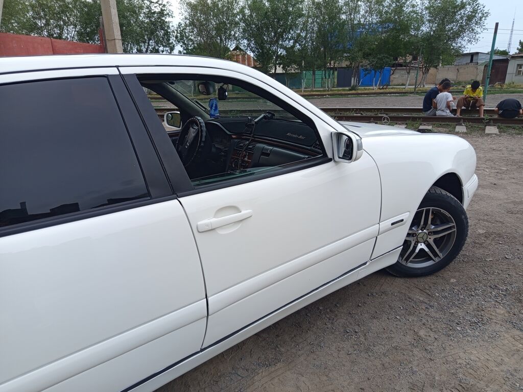 Mercedes-Benz E-Class: 2000 г., 2.2 л, Механика, Дизель, Седан: фото 4