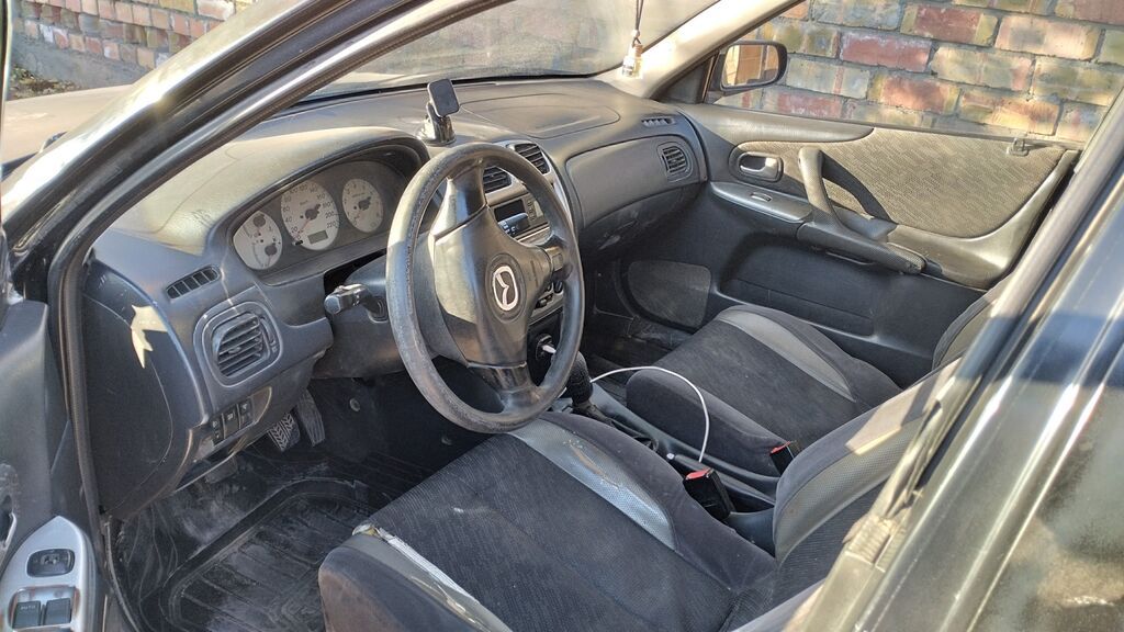 Mazda 323: 2000 г., Механика, Бензин, Универсал: фото 1