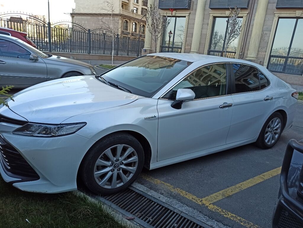Toyota Camry: 2019 г., 2.5 л, Автомат, Гибрид, Седан: фото 3