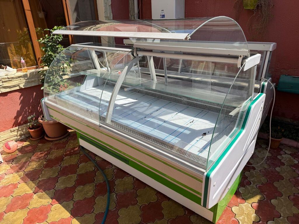 Plyonkası bele üstündə. Əla vəziyyətdə şüşəsi önə açılan. Yeni