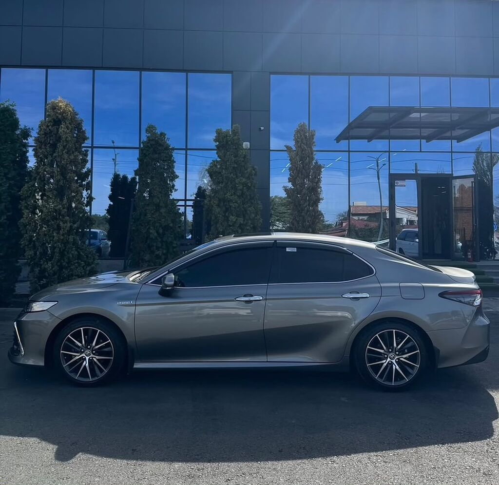 Toyota Camry: 2022 г., 2.5 л, Автомат, Гибрид, Седан: фото 2