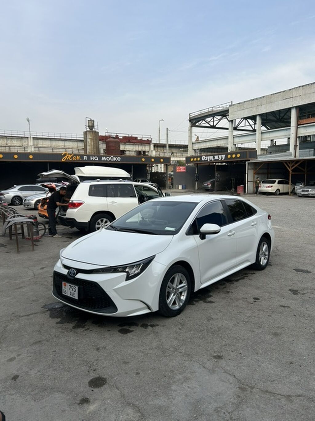 Toyota Corolla: 2020 г., 1.8 л, Автомат, Гибрид, Седан: фото 1