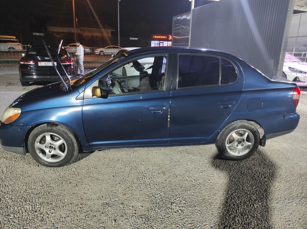 Toyota Echo: 2001 г., Автомат, Бензин, Седан: фото 6