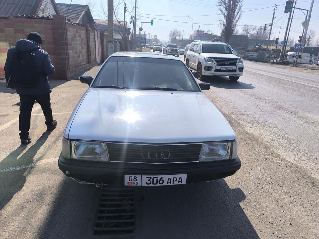 Audi 100: 1987 г., 2.3 л, Механика, Бензин, Седан: фото 2