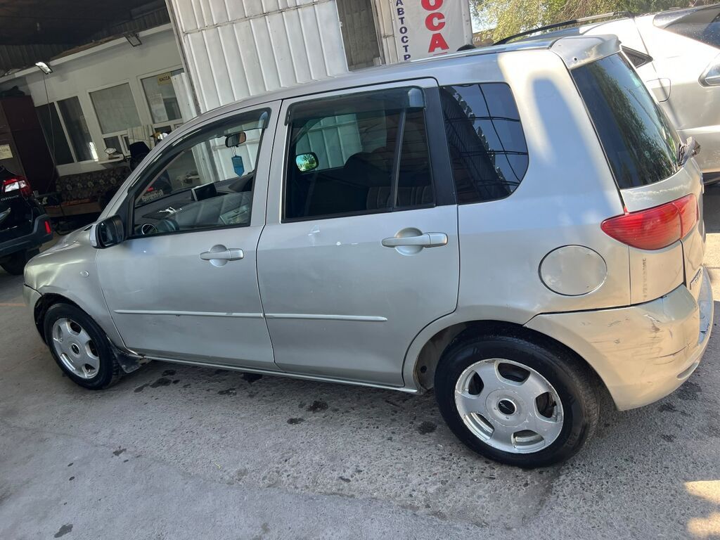 Mazda Demio: 2004 г., 1.3 л, Автомат, Бензин, Хэтчбэк — фото 3