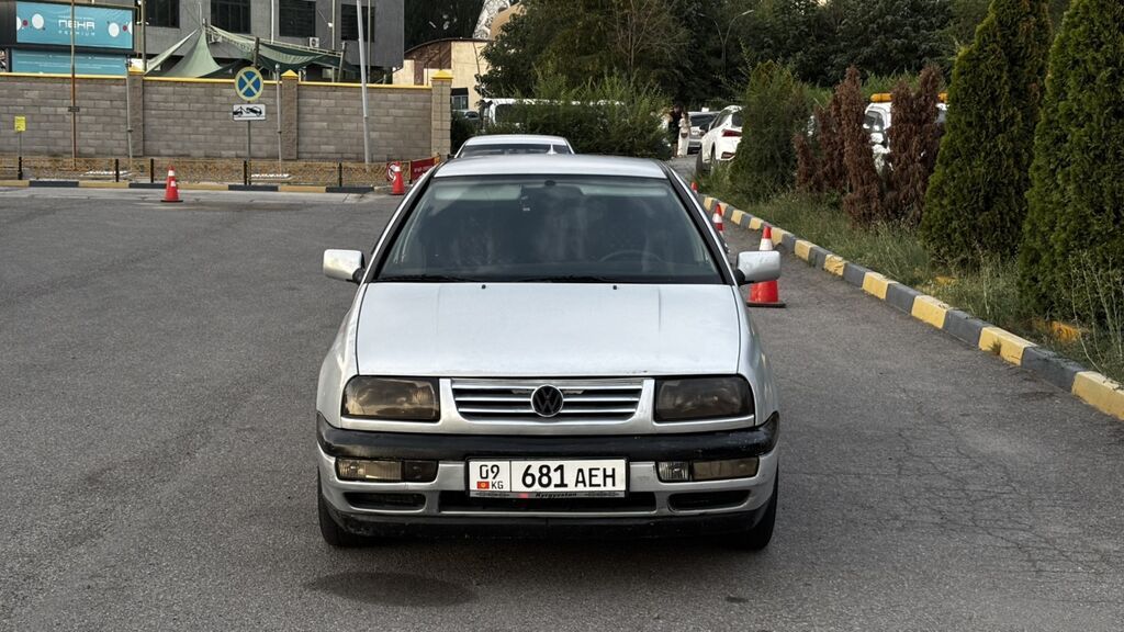 Volkswagen Vento: 1993 г., 1.8 л, Механика, Бензин, Седан: фото 3