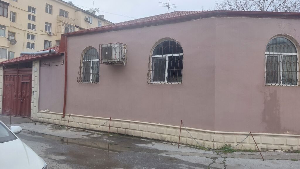 Montin 4 otaqlı, 150 kv. m, Orta təmir