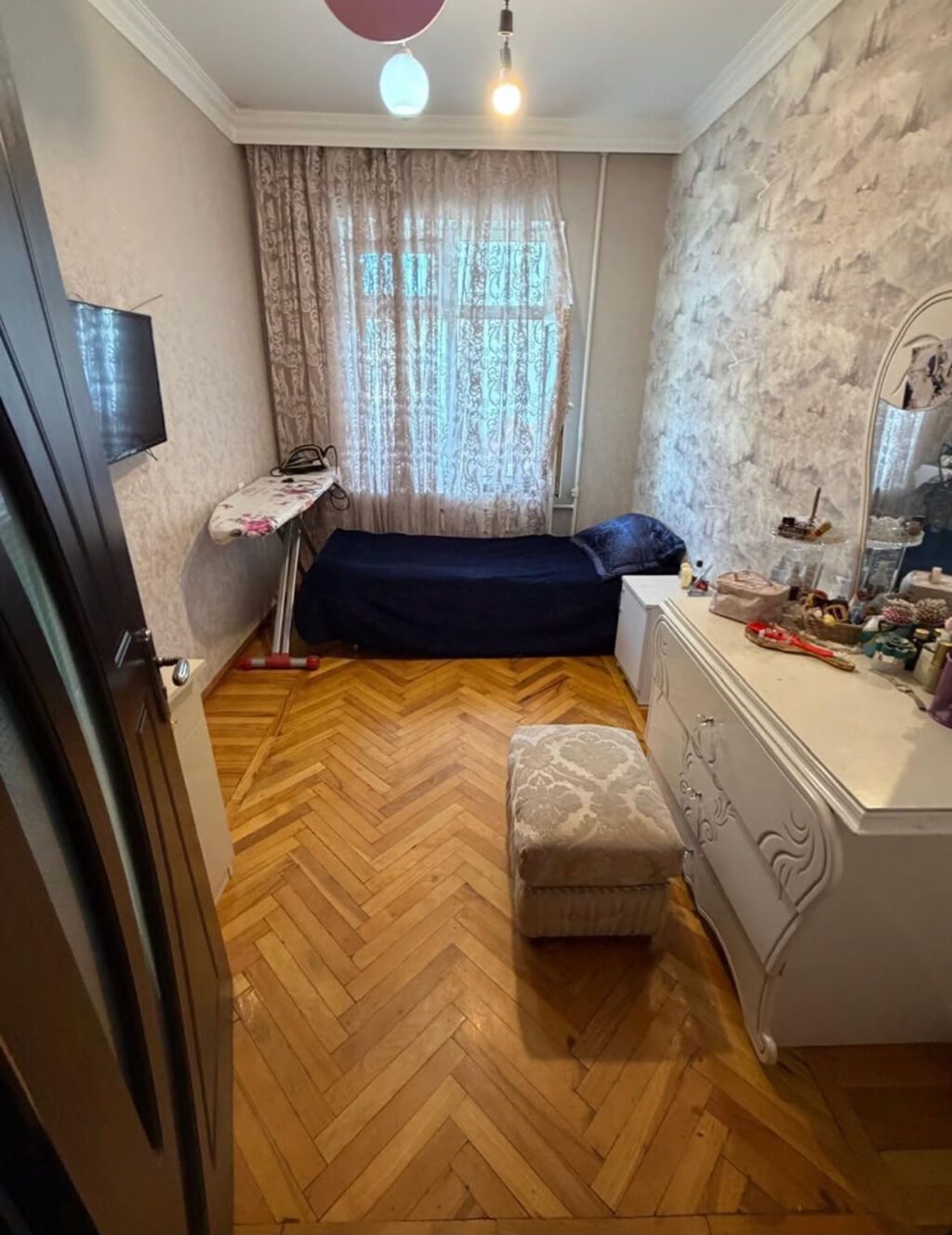 Bakı, 3 otaqlı, Köhnə tikili, m. Elmlər Akademiyası, 80 kv. m