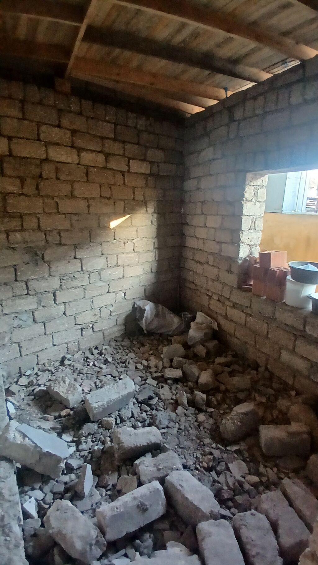 Satışa yarımçıq tikili ev təqdim olunur. Şəkillərdən göründüyü kimi