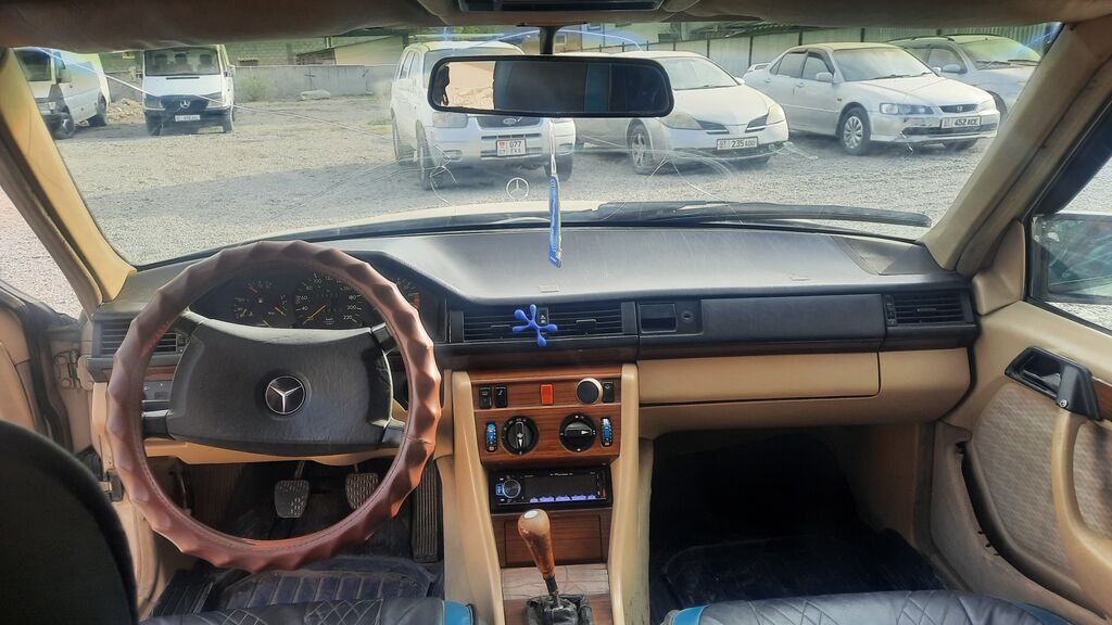 Mercedes-Benz W124: 1990 г., 2.2 л, Механика, Бензин, Седан: фото 8