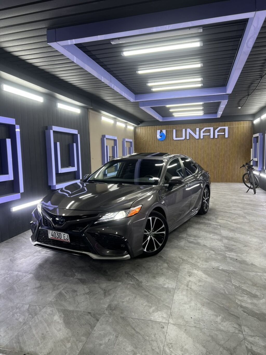 Toyota Camry: 2020 г., 2.5 л, Типтроник, Гибрид, Седан: фото 1