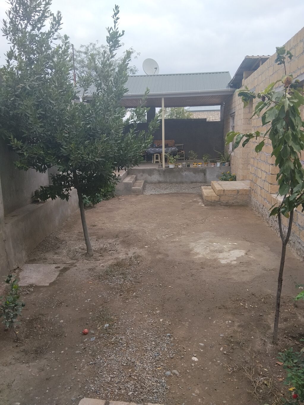 Ev 4 sotda yerləşir, kolidor tipli,1 zal3 yataq otağı, mətbəx, hamam