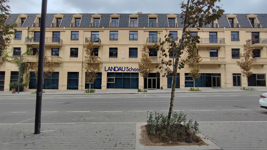 Ağ Şəhər, 2-ci Yaşıl Ada küçəsində, Landau School ilə üzbəüz yerləşən
