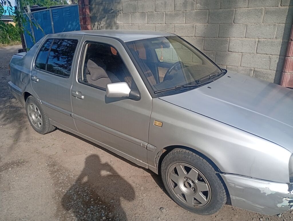 Volkswagen Vento: 1993 г., 1.8 л, Механика, Бензин, Седан: фото 4