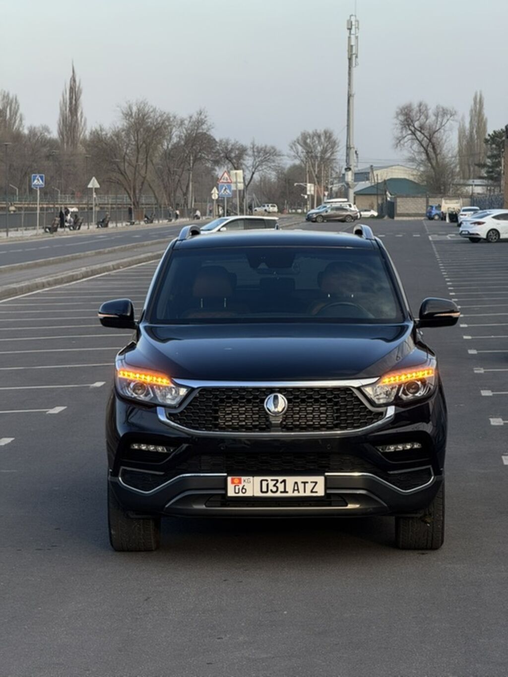 Внедорожник Rexton черного цвета, 5‑дверный, с эмблемой Heritage на: фото 2