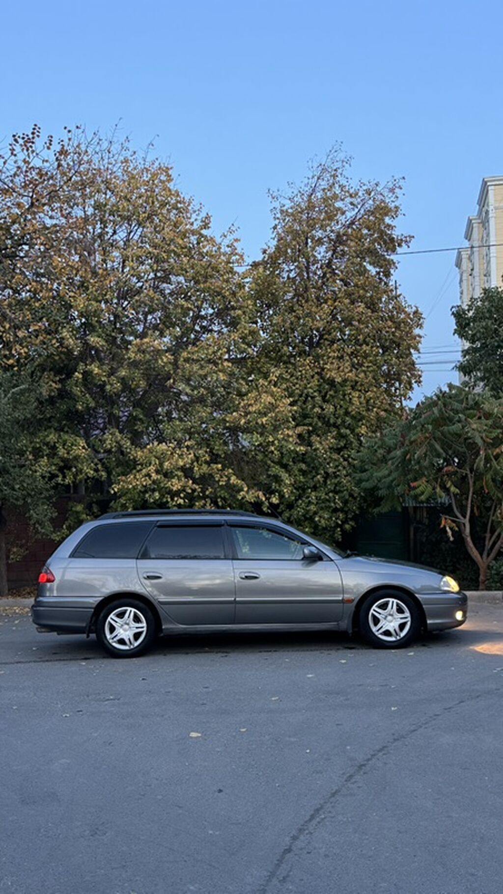 Toyota Avensis: 2002 г., 2 л, Автомат, Бензин, Универсал: фото 1