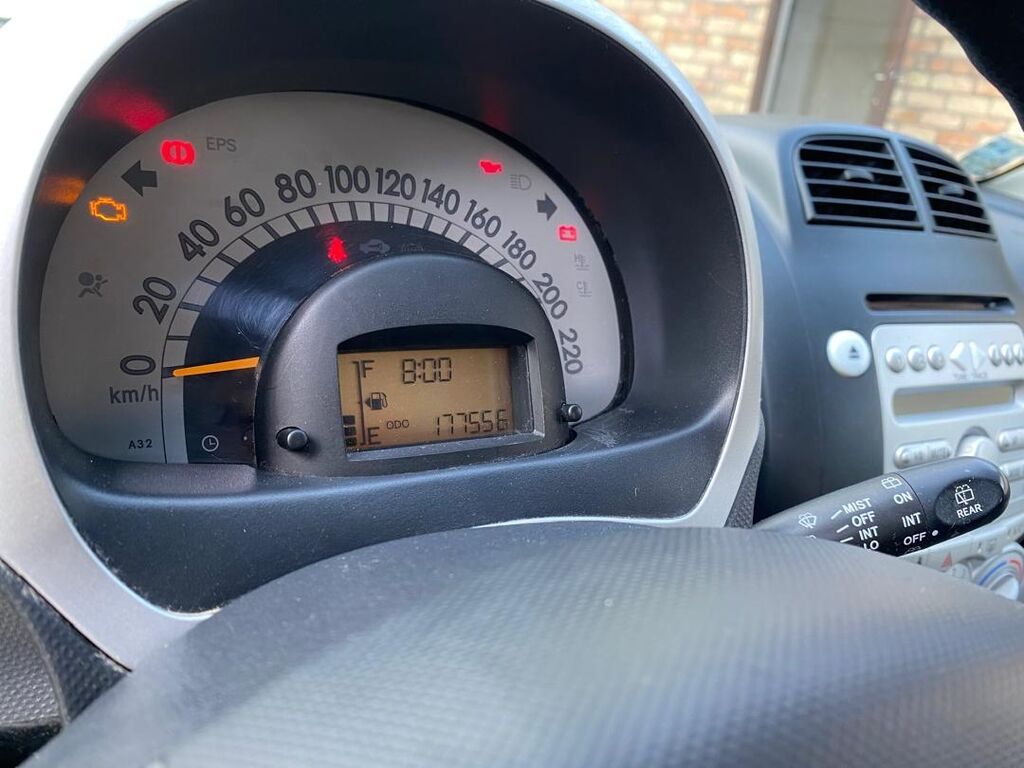 Daihatsu Sirion: 2006 г., 1 л, Механика, Бензин, Хэтчбэк: фото 6