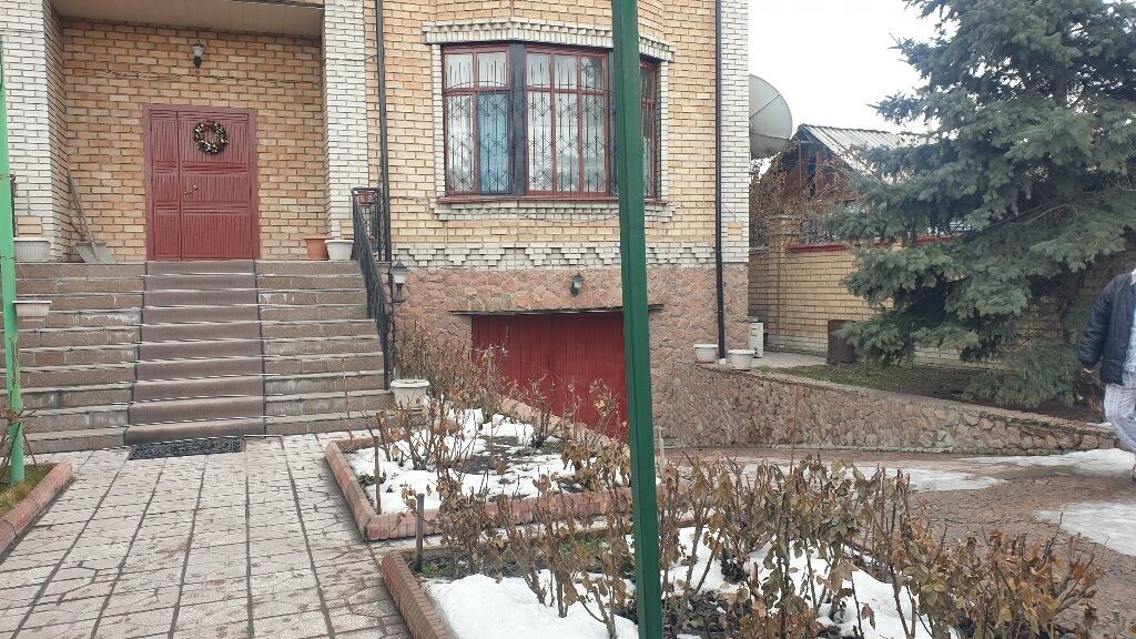 Продаю 3-уров.Дом,578м.кв.,6 комнат + 2 больших зала,высота потолков -