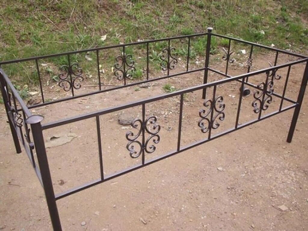 Чугунная металлическая ограда на кладбище