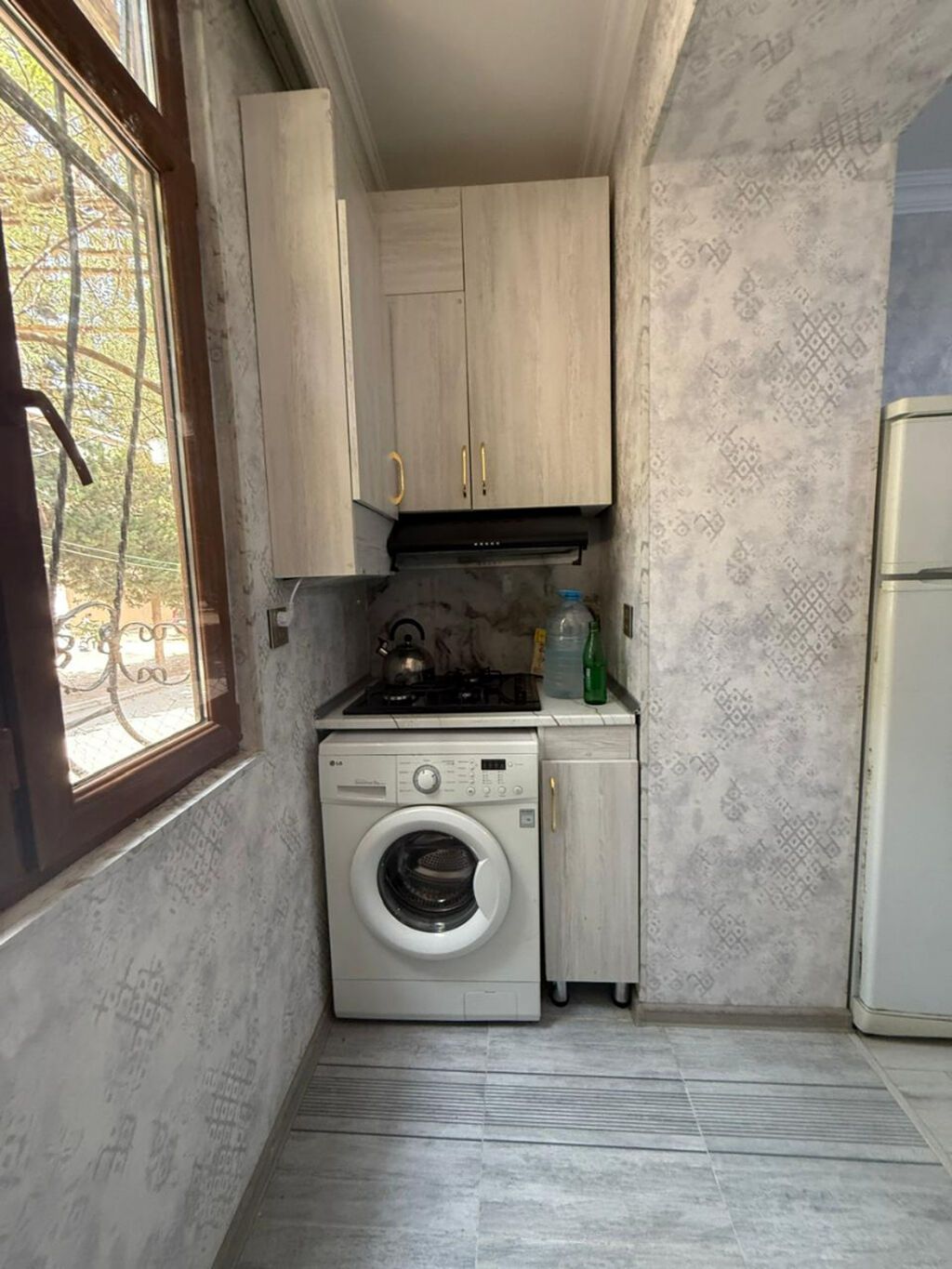 Bileceri qes 297 nomreli mektebin yax 5 mertebeli binanin 1 ci