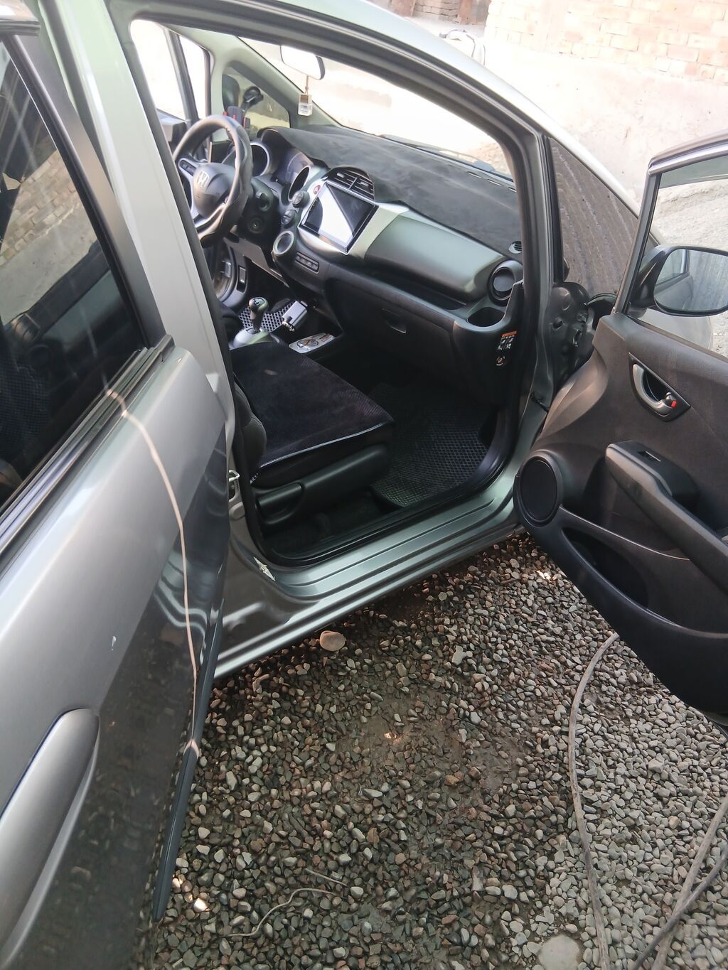Honda Fit: 2010 г., 1.4 л, Робот, Бензин, Хэтчбэк: фото 3
