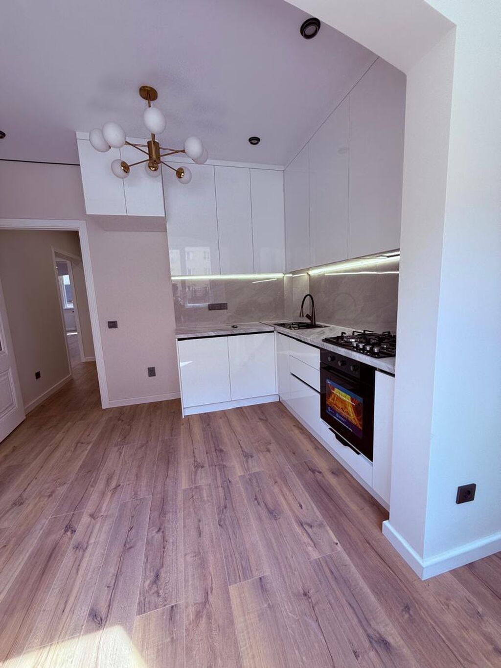 2 комнаты, 67 м², 106 серия улучшенная, 1 этаж, Дизайнерский ремонт: фото 7