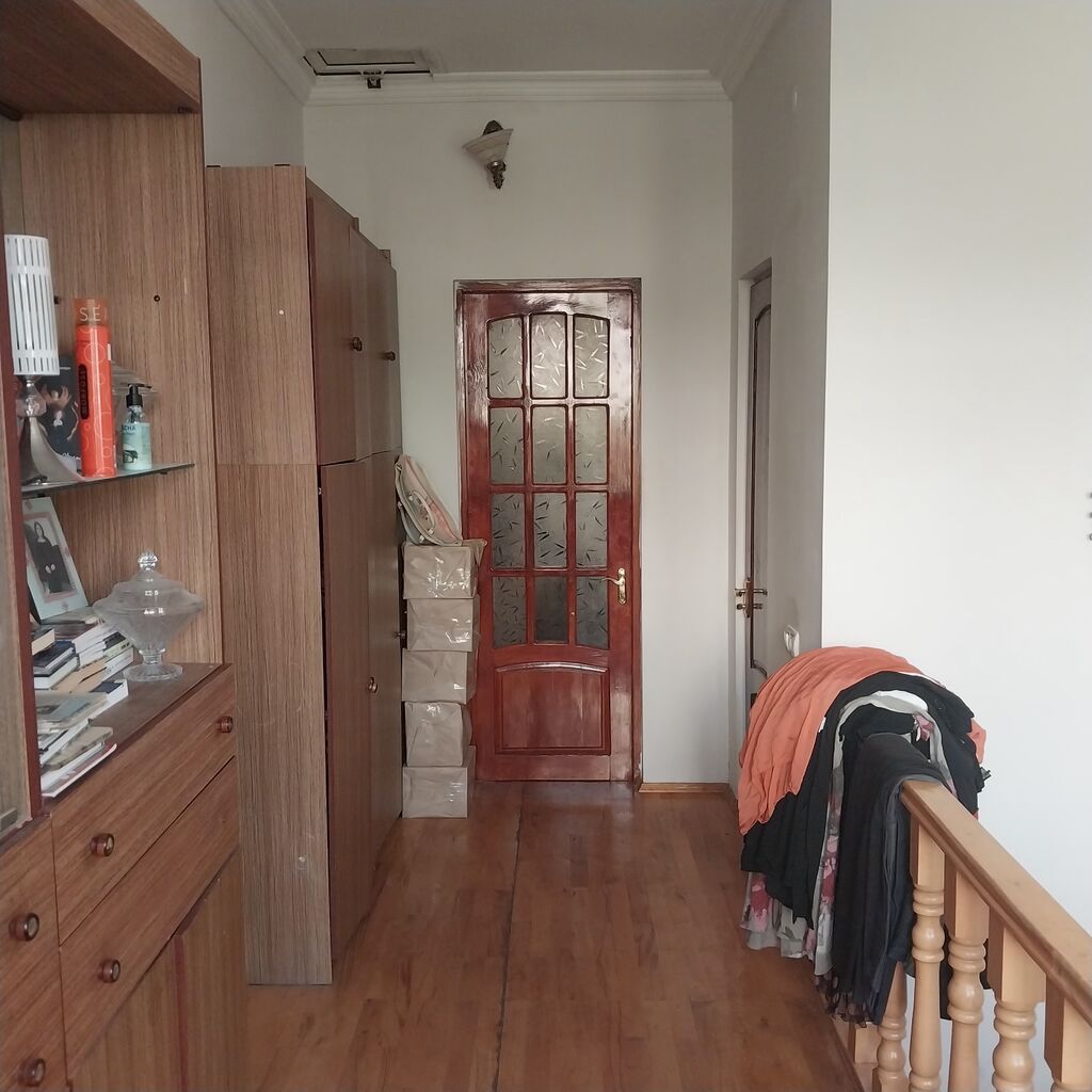 Bakıxanov qəs. 4 otaqlı, 200 kv. m, Orta təmir