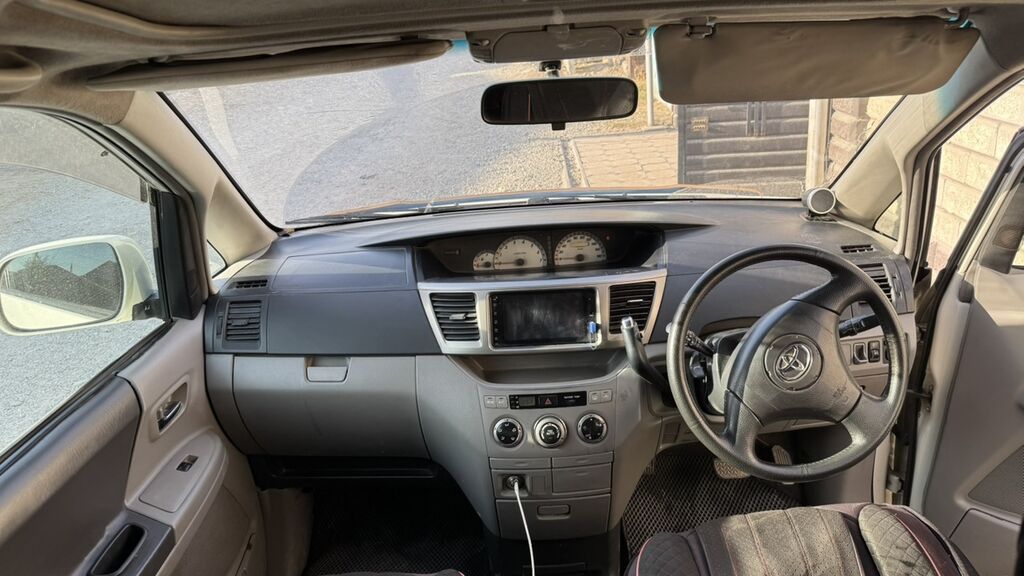 Toyota Noah: 2003 г., 2 л, Автомат, Бензин, Минивэн: фото 5