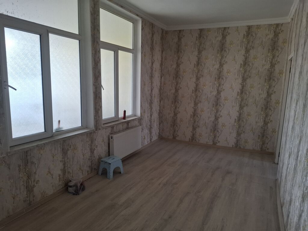 Künc sahədə yerləşən ayrıca tikili – kiçik ofis/obyekt+EV