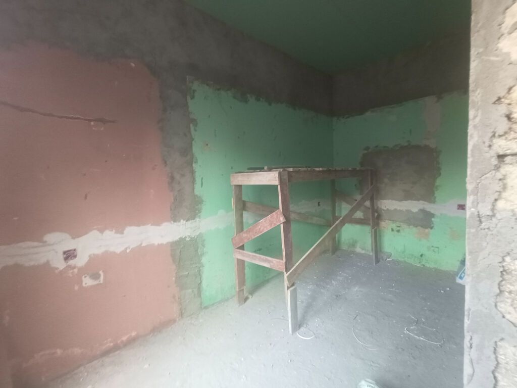 3 otaqlı, 78 kv. m, Təmirsiz