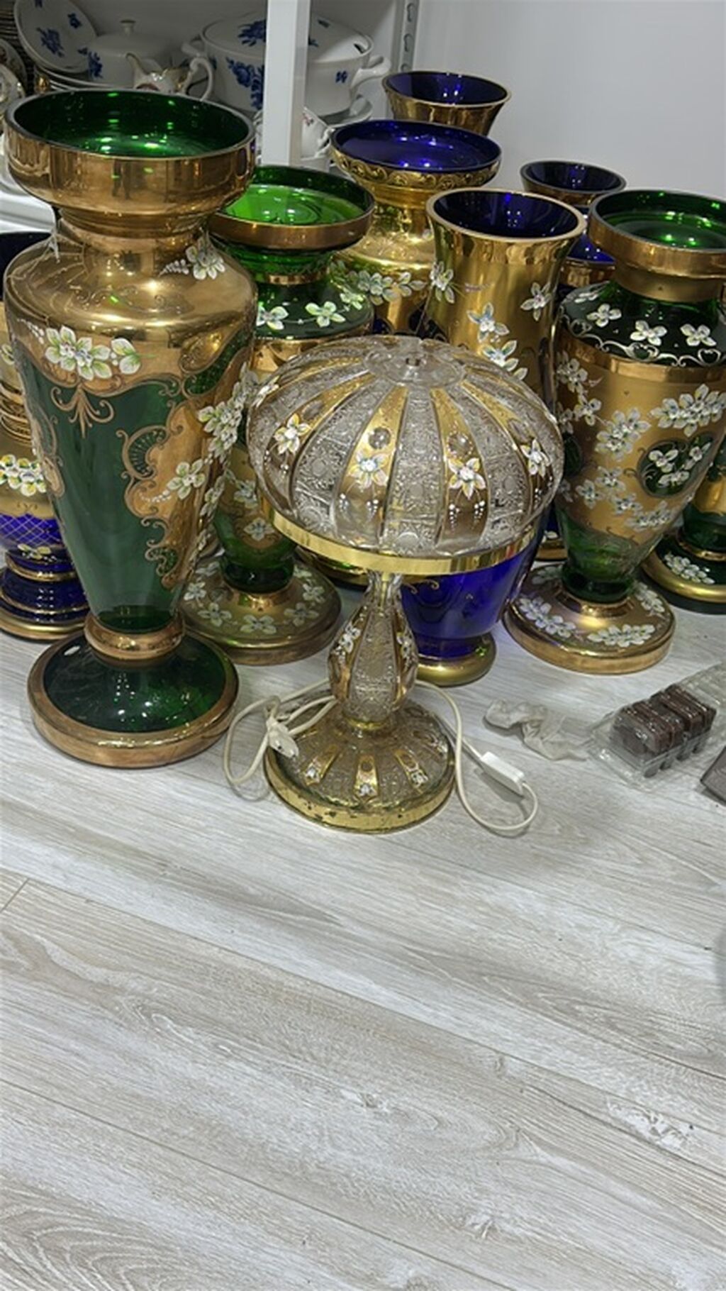 Bəzəkli masa lampası - Material: qalın şüşə və metal detallar - Rəng