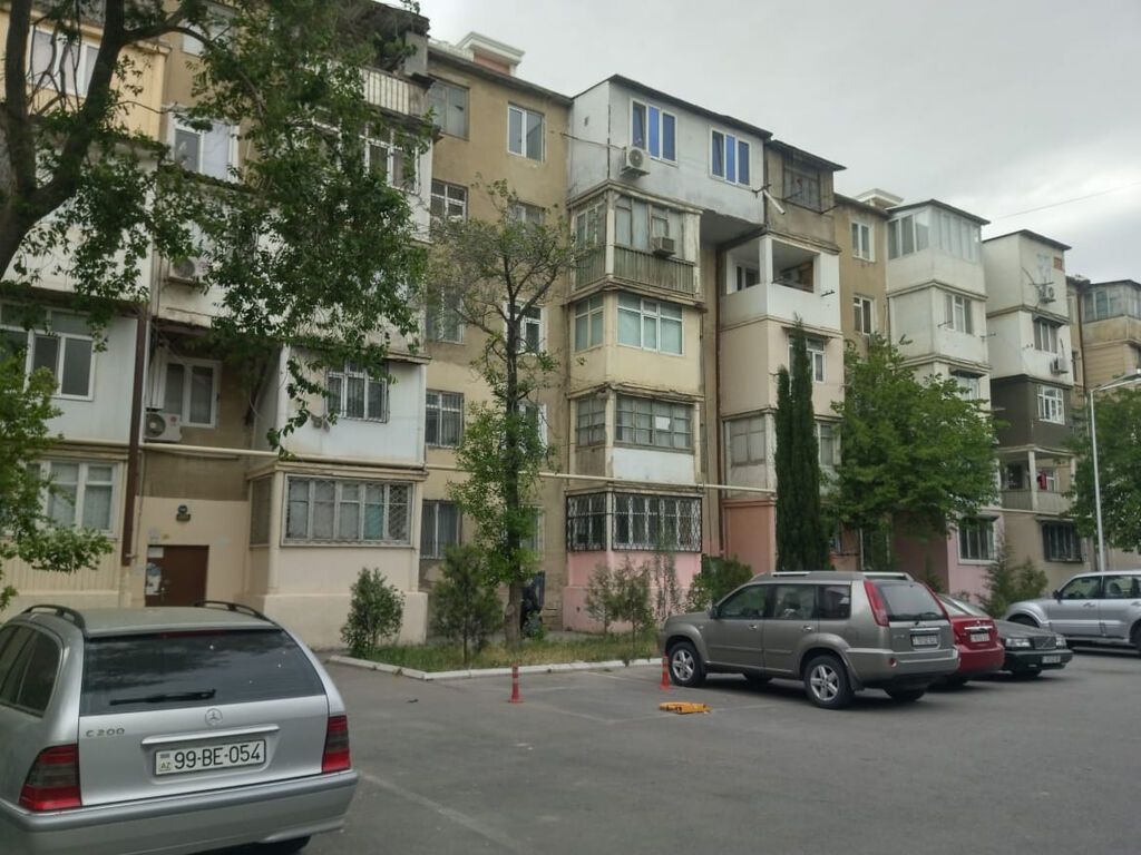 Yasamal rayonu Parlament prospektində DTX ilə üzbəüz (20 saylı orta