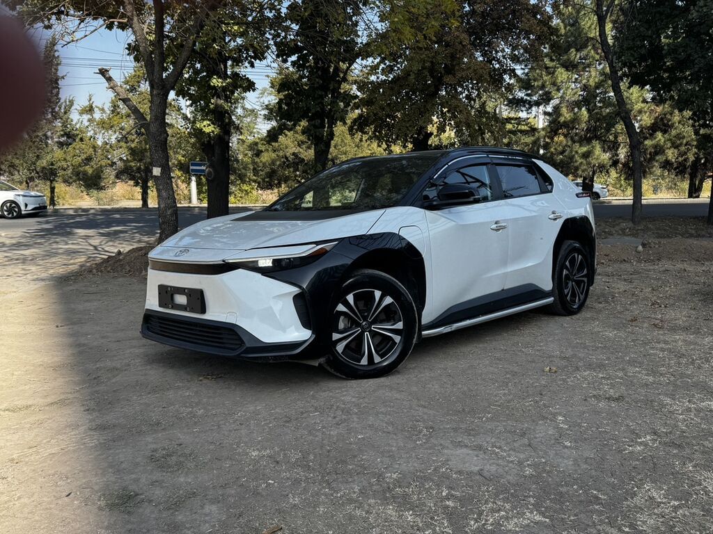 Toyota bZ4X: 2024 г., Электромобиль, Кроссовер: фото 1