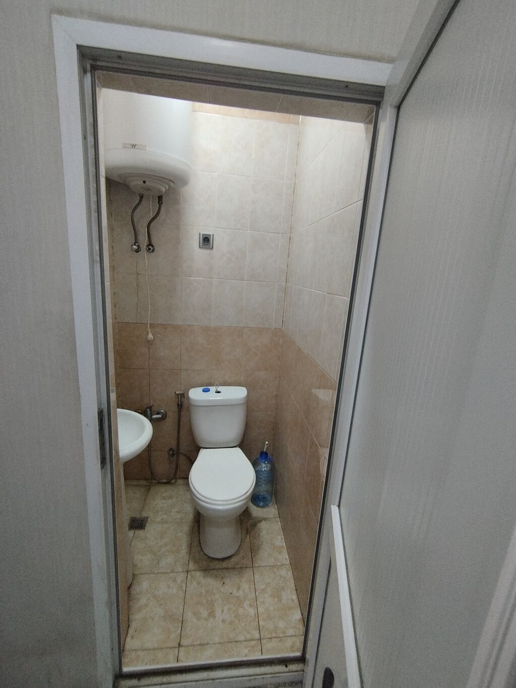 Əhmədlinin ən prestijli küçəsində yerləşən Yeni tikili binanın altında