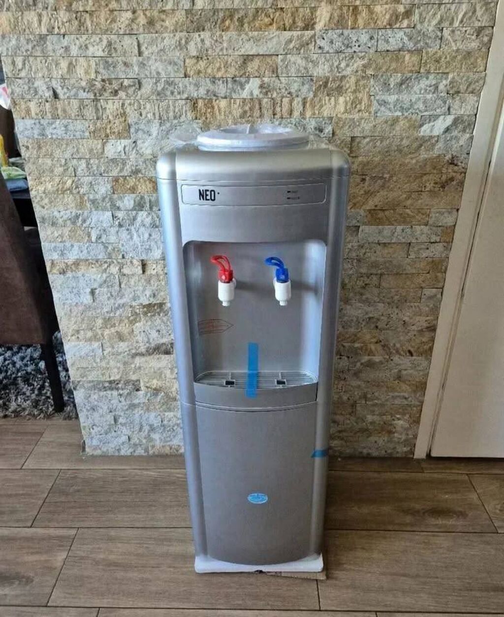 Kuleri za vodu: APARAT ZA VODU NEO WDE-2001-SILVER Topla i hladna voda Prostor za