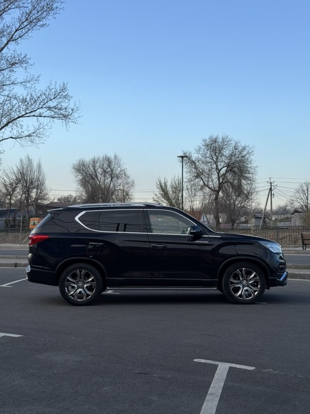 Внедорожник Rexton черного цвета, 5‑дверный, с эмблемой Heritage на: фото 3