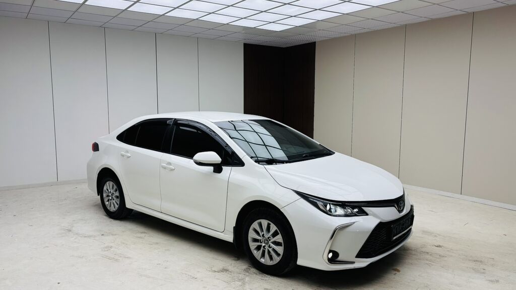 Toyota Corolla: 2019 г., 1.8 л, Автомат, Гибрид, Седан: фото 2