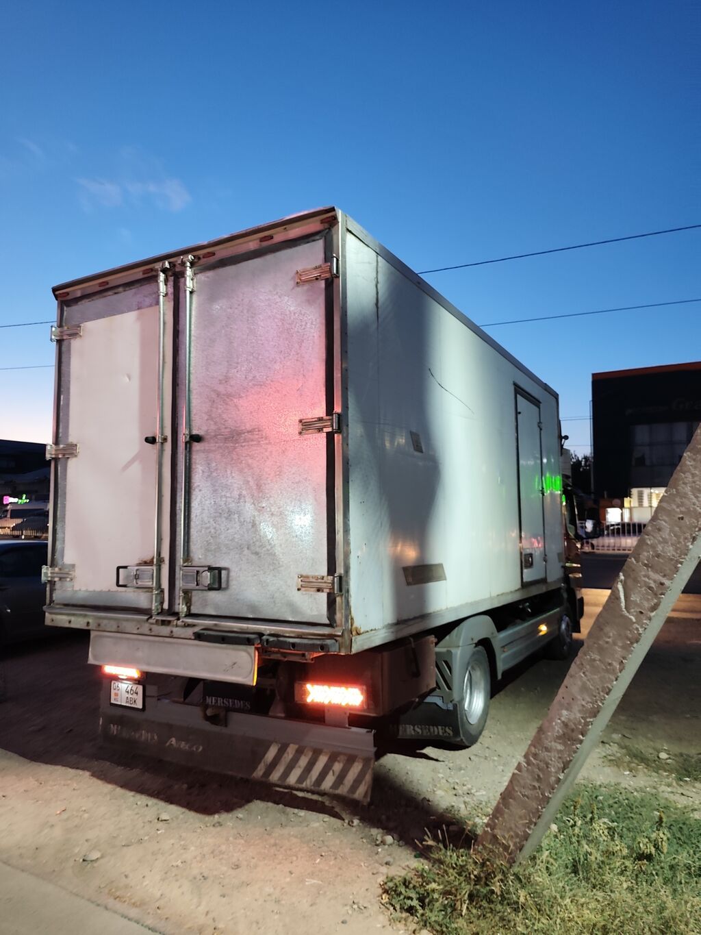 Грузовой автомобиль-рефрижератор Mercedes-Benz Atego. Срочно Атего: фото 2
