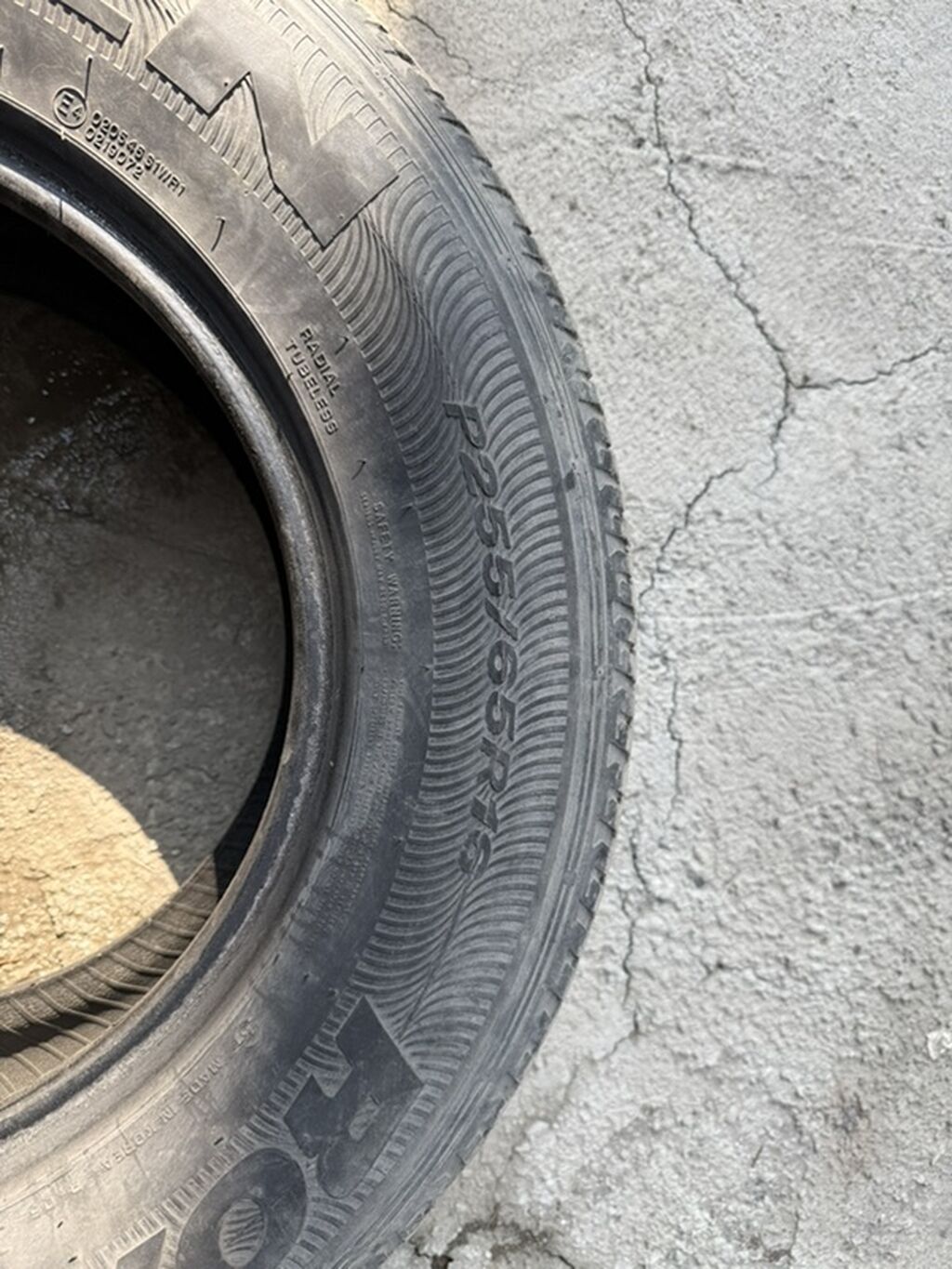 Срочно продаю Шины A/T 3 штуки одинаковые 1 штука другой протектор — фото 3