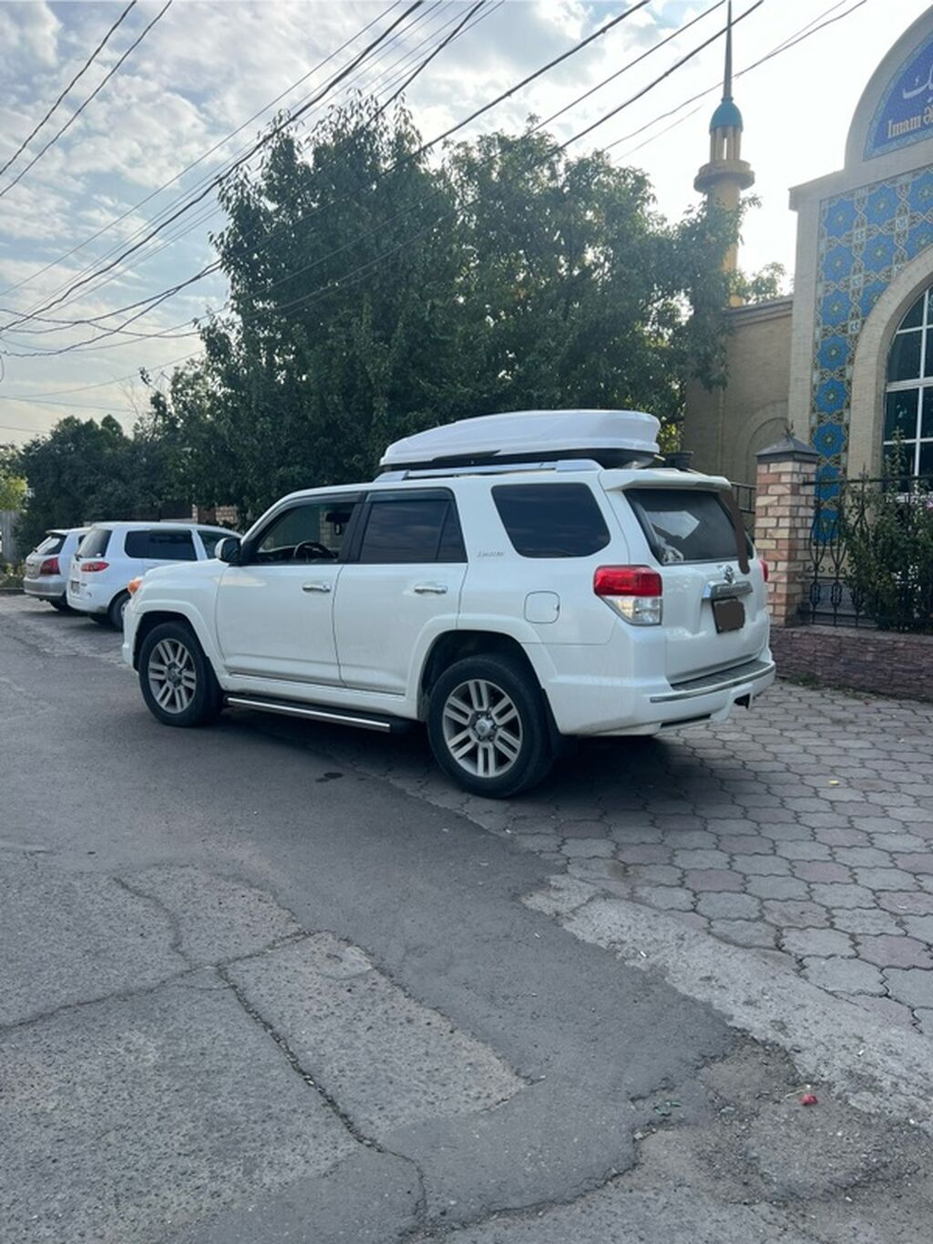 Toyota 4Runner: 2010 г., 4 л, Автомат, Бензин, Внедорожник: фото 3