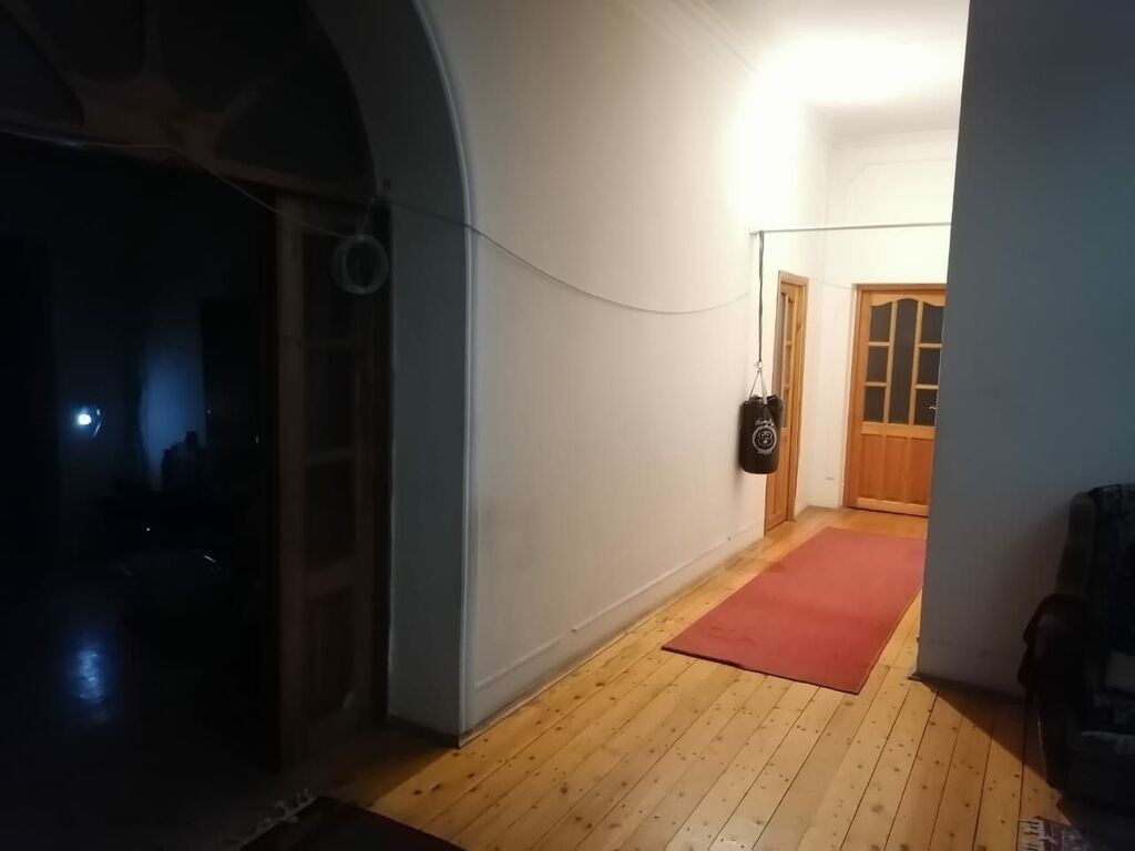8 otaq, 360 kv. m, Orta təmir