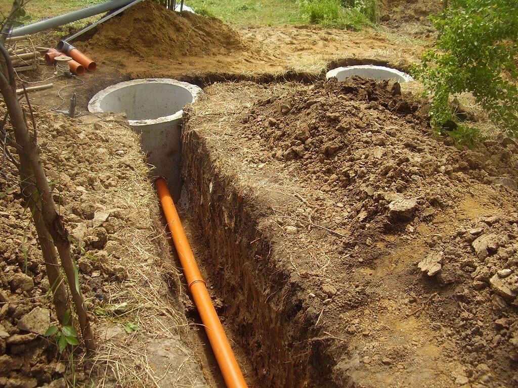 Сколько стоит выкопать туалет. Канализация в частном доме. Прокладка трубопровода канализационного в траншеи. Прокладка труб канализации в земле. Труба для септика.