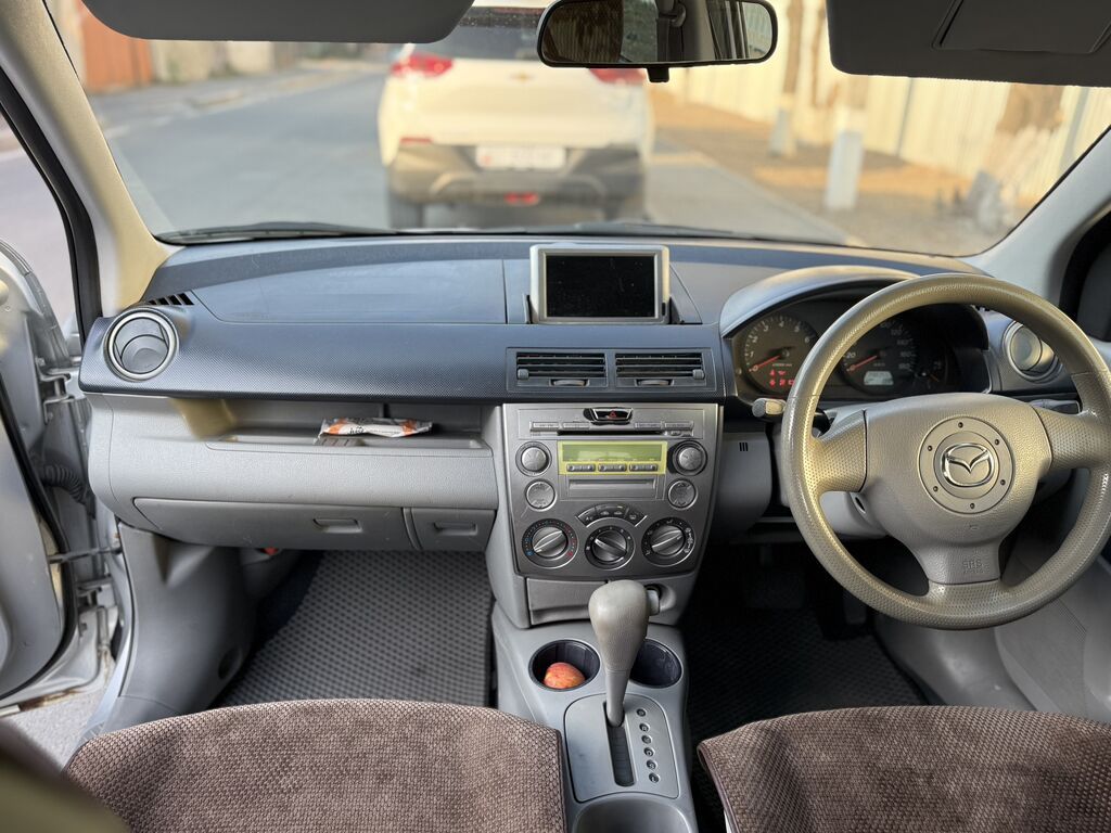 Mazda Demio: 2003 г., 1.3 л, Автомат, Бензин, Седан: фото 4