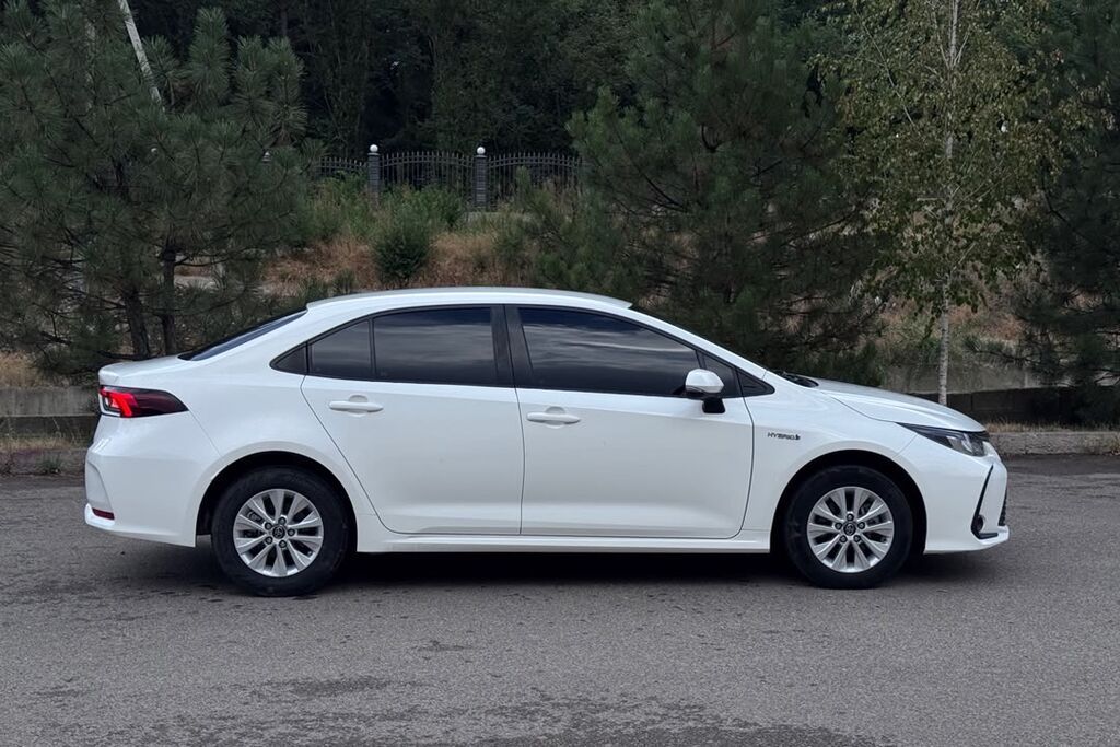 Toyota Corolla: 2021 г., 1.8 л, Вариатор, Гибрид, Седан: фото 3