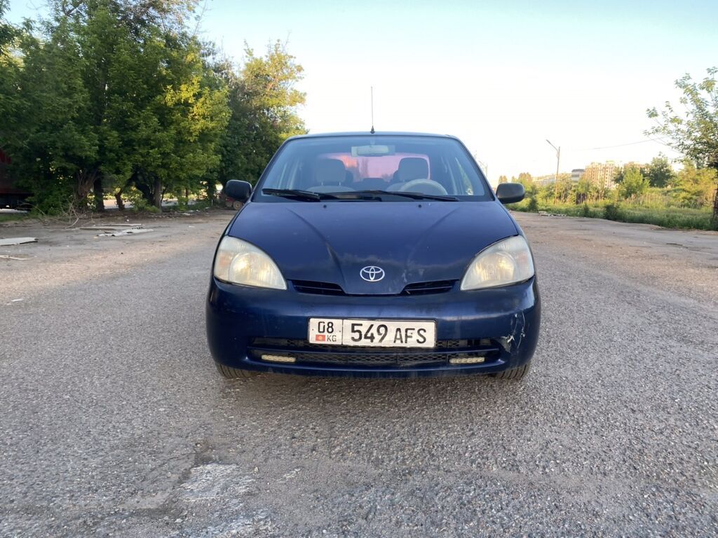 Toyota Prius 2002 г., гибрид, седан: фото 1