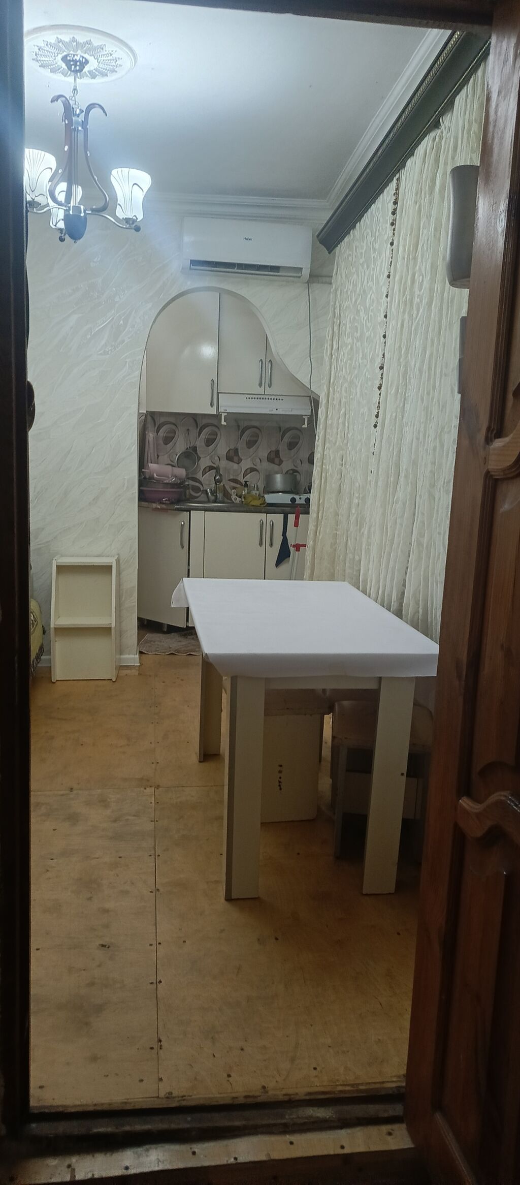 Tələbə qizlara əşyalı kirayə verilir univermaga yaxın məsafədə bina